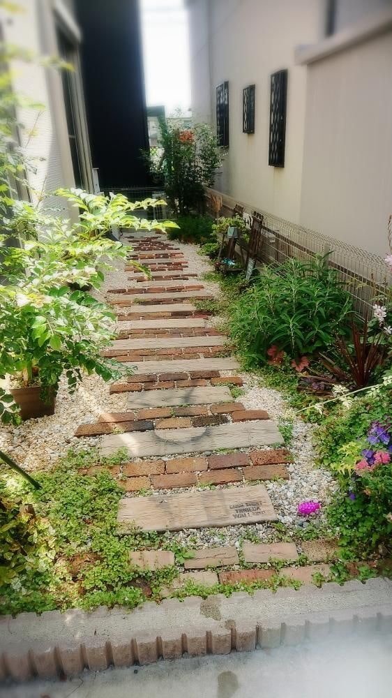 Дорожка из кирпича и досок Дорожка из кирпича и досок