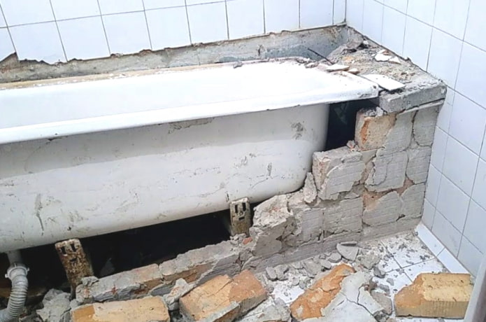 Демонтаж старой ванны Демонтаж старой ванны